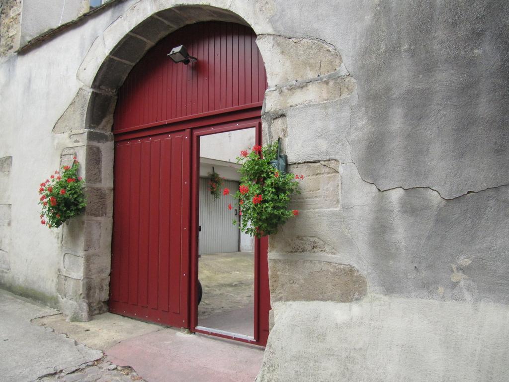 Pub Vauban Terreaux Hotel Avallon Exterior photo