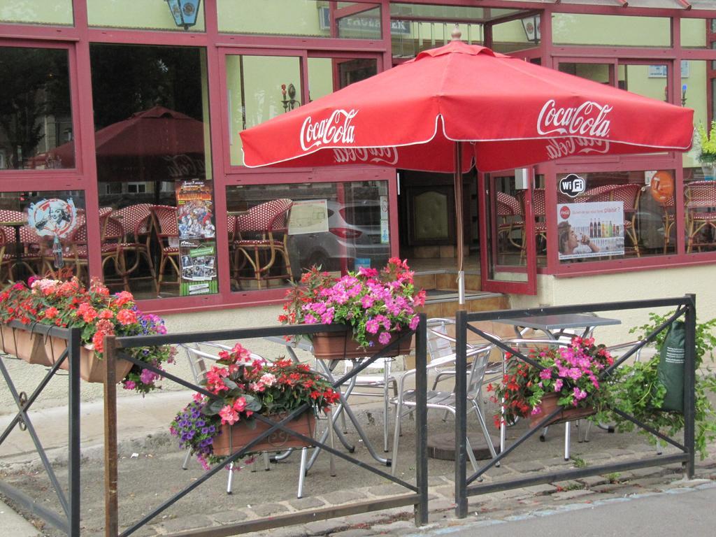 Pub Vauban Terreaux Hotel Avallon Exterior photo